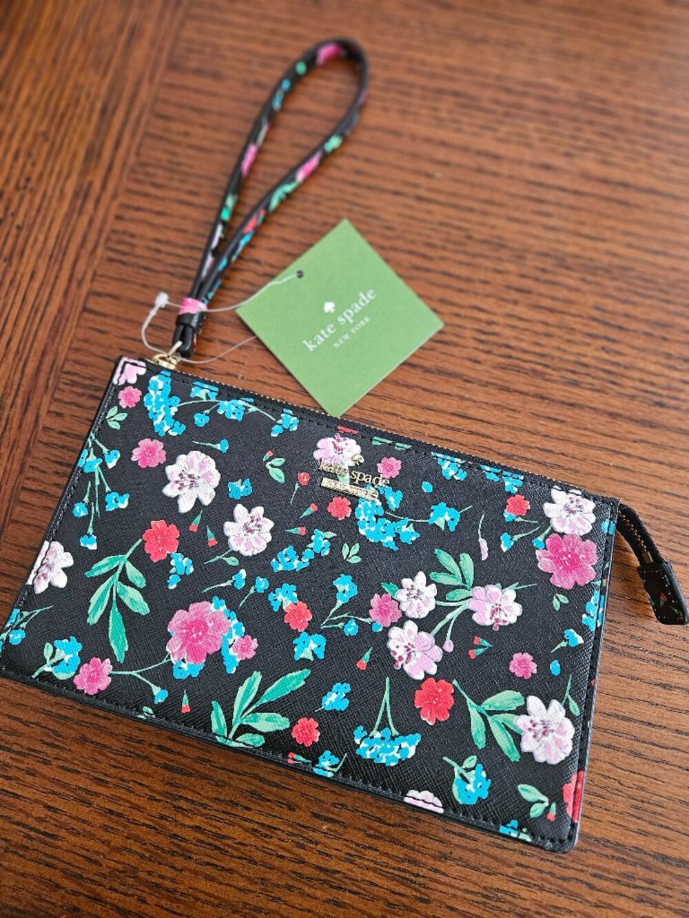NWT Kate Spade wristlet (leila)